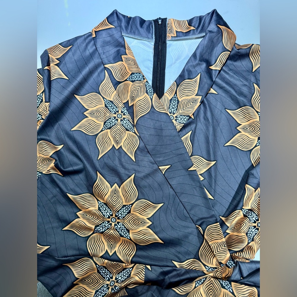NWOT JUMPSUIT, 1-piece, V-Neck, Zipper, 3/4 Sleeves, Pockets, Flowers.Size L - Picture 9 of 12
